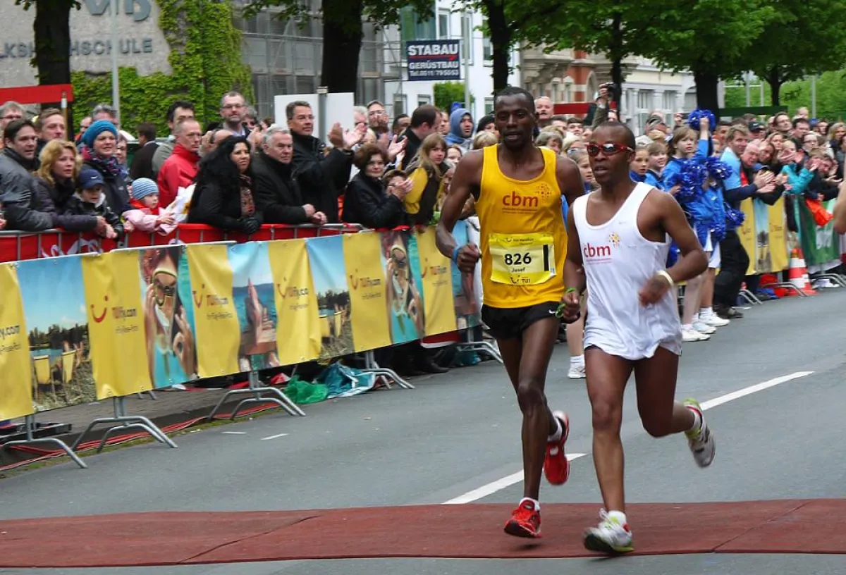 Henry Wanyoike (rechts) und Joseph Kibunja überqueren die Ziellinie. Foto: Claudia Borchers