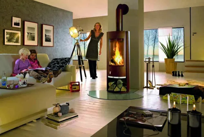 Bild: Trendfarbe Braun: Moderne Kaminöfen verbinden perfekte Technik mit zeitgemäßem Design