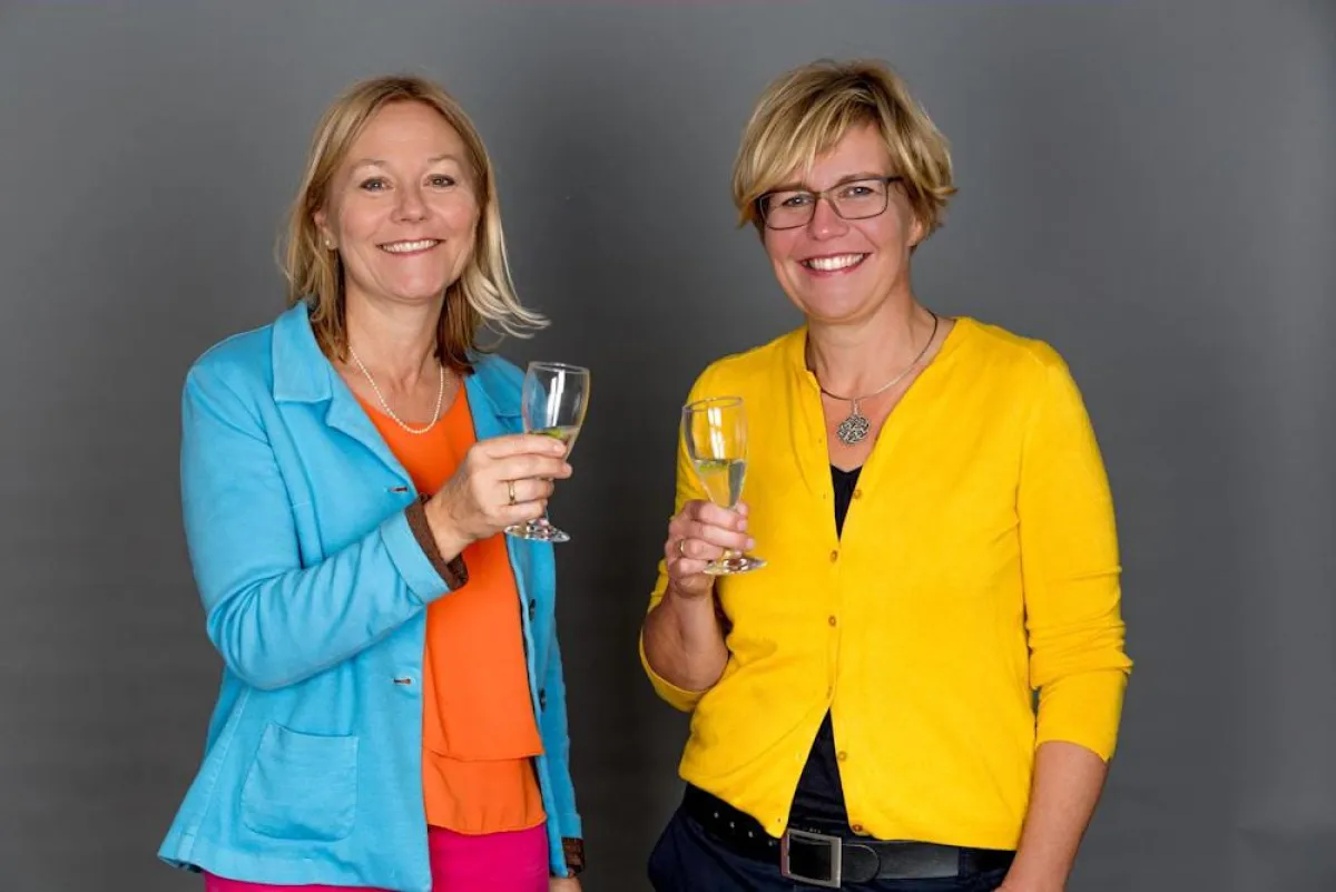 Alexandra Pongratz-Lippitt und Leiterin Inga Fischer stoßen an (v.l.n.r), Foto: Miki Kuschel