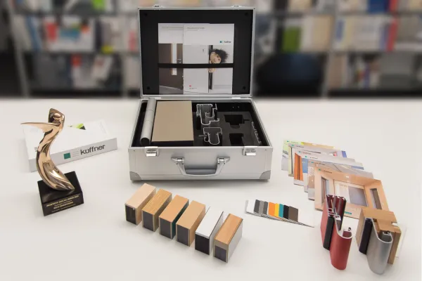 Bild: Fingerschutztür ist Gold wert - Küffner erhält den begehrten „Oscar der Baubranche“. 