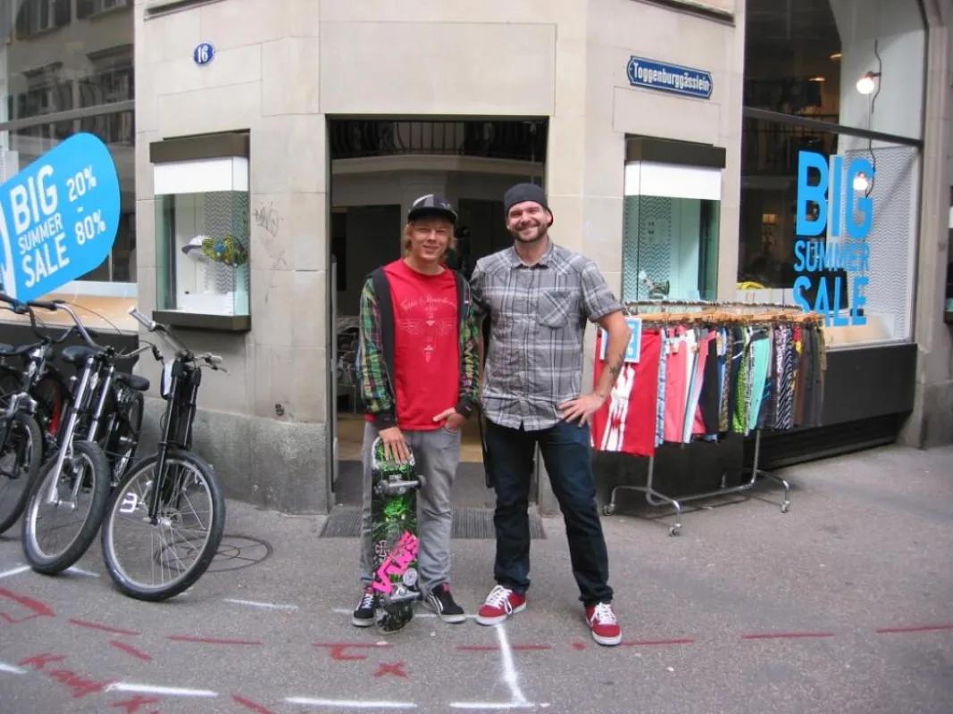 v.l.: Marvin & Wolfi vor dem Shaka Shop in St.Gallen