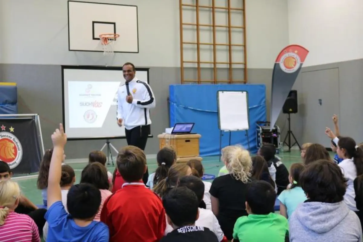 Fußball und Werte: Grundschulprojekt der Dynamic Soccer School, hier mit Martin Rietsch