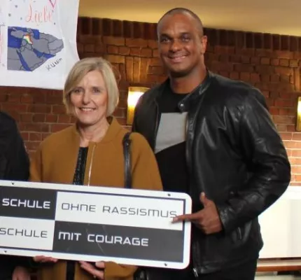 Bild: '2schneidig' übernimmt Patenschaft an Berufskolleg