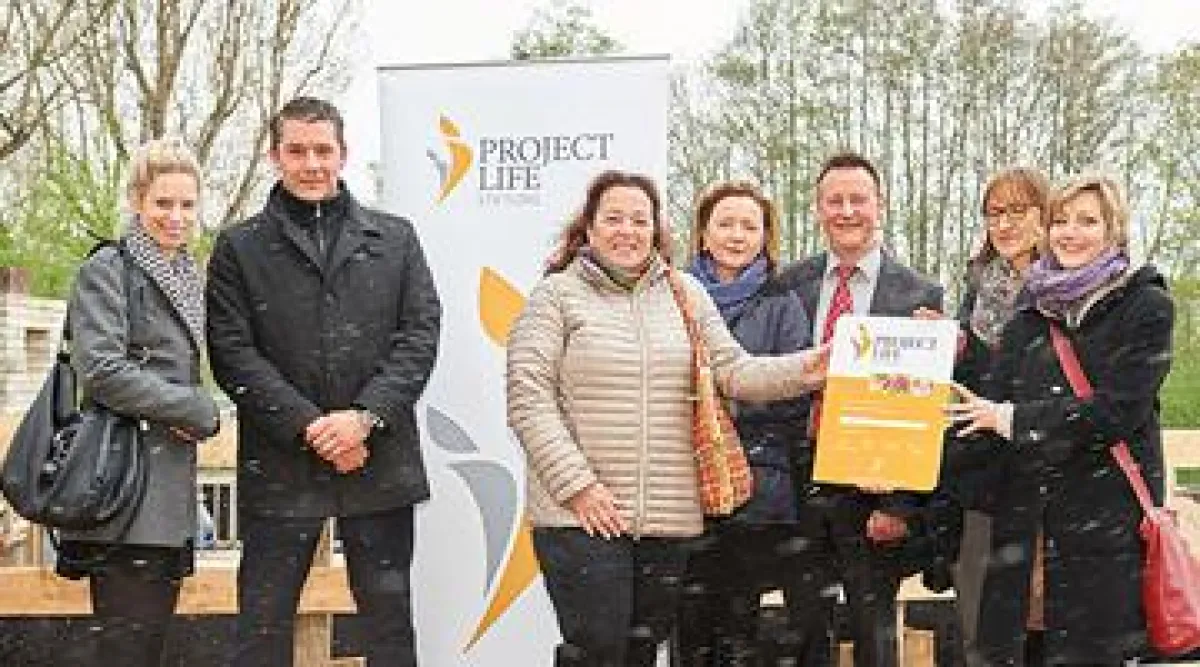 Spendenübergabe der PROJECT Life Stiftung auf dem Grundstück der