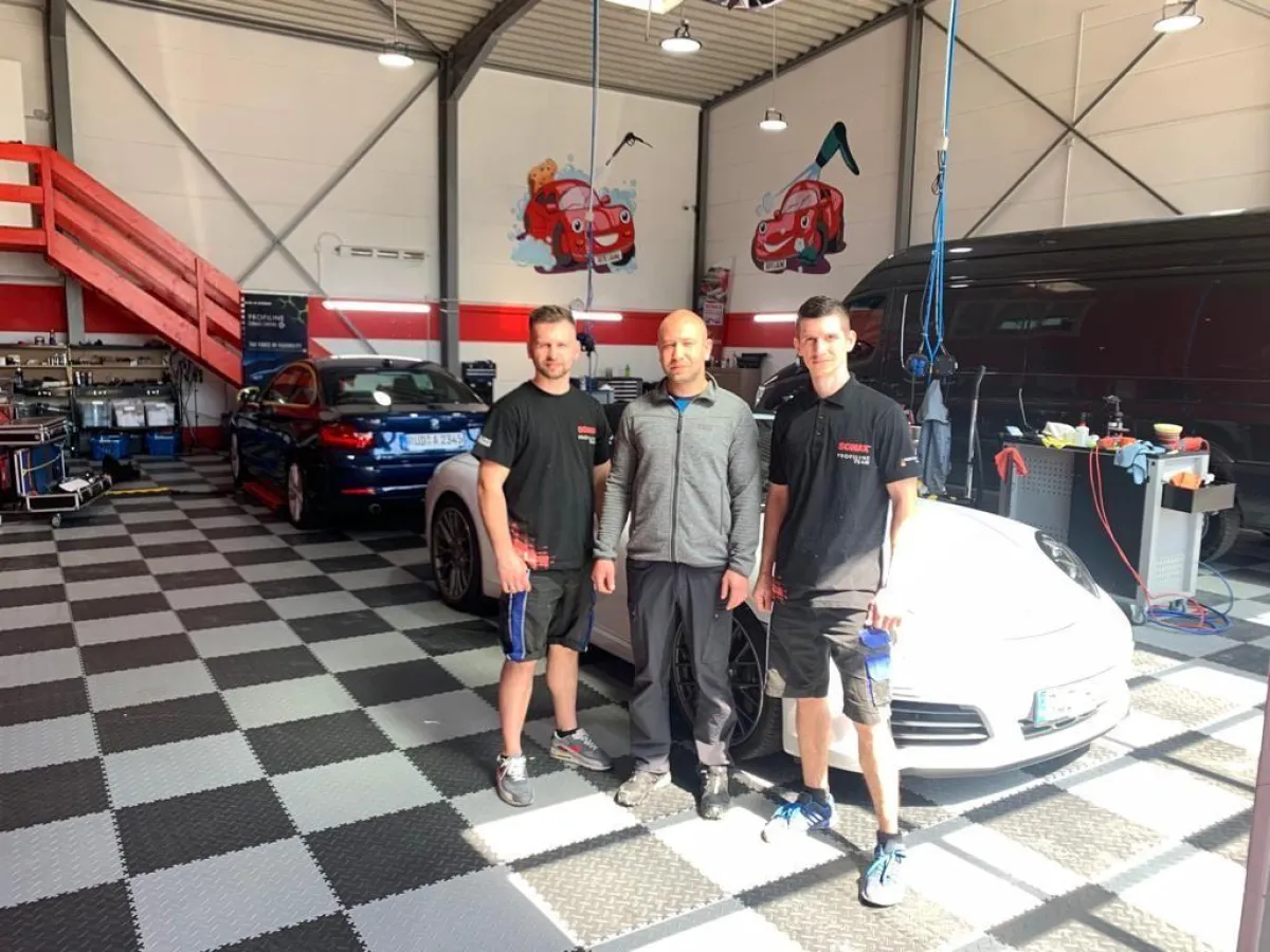 Foto: Alexandr Schedrov (mitte) mit seinen beiden Mitarbeitern, Radu Stirbu und Roman Stirbu