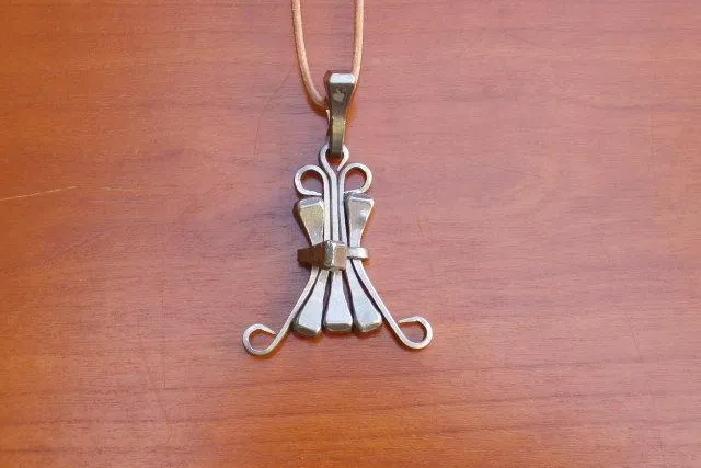 Bild: Schmuck-Unikate aus Hufnägeln - das ausgefallene Weihnachtsgeschenk