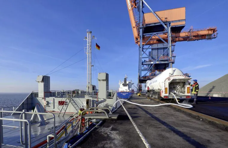 Erfolgreiche Premiere: Erstmals LNG – Schiffsbetankung im Elbehafen Brunsbüttel Bild: Erfolgreiche Premiere: Erstmals LNG – Schiffsbetankung im Elbehafen Brunsbüttel