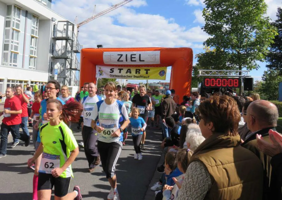 Startschuss bei strahlender Sonne. 113 Teilnehmer starten in das Rennen für eine gute Sache.