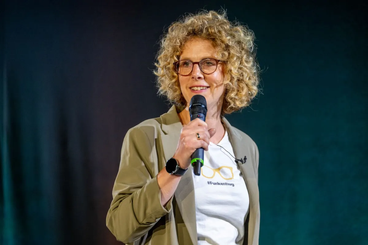 Eva List vergleicht die Macht des Marketings mit dem Lachen einer starken Frau wie Kamala Harris (© Justin Bockey)