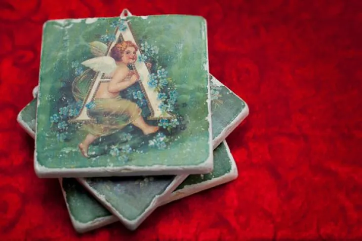 Bild: Hochwertige Unikate: Schutzengel-Monogramme auf italienischem Marmor