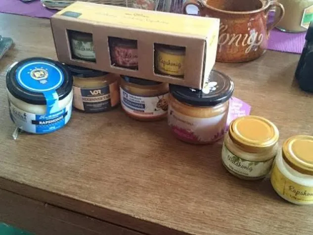 Bild: Honig aus eigener Imkerei als Geschenk
