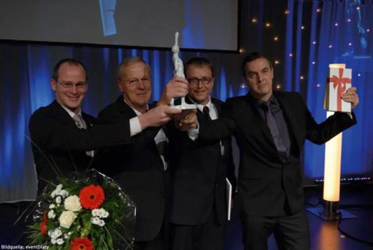 (Bildquelle: eventDiary) Bildunterschrift: Geschäftsführer Mathias Schäfer, Willi Schäfer und Klaus Cronau, sowie Gesellschafter Stefan Ochse bei der Preisverleihung.
