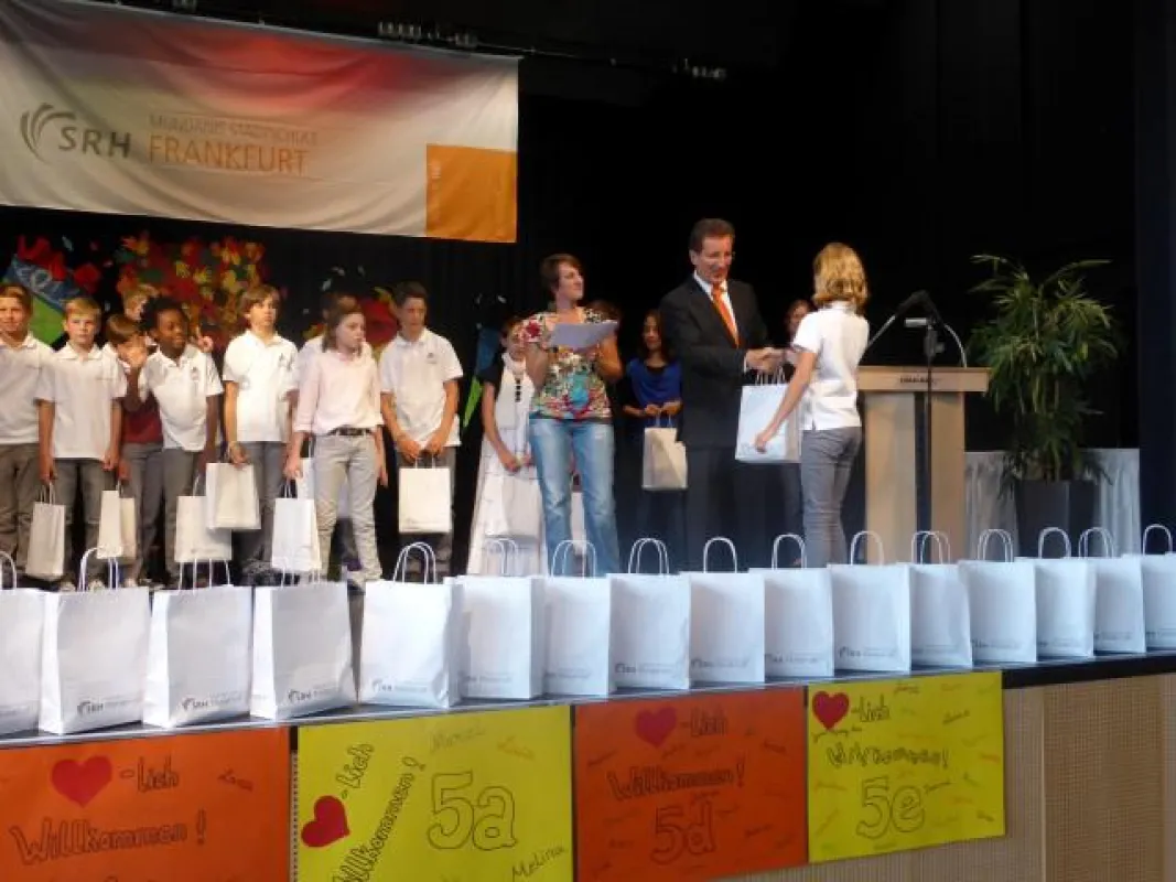 Schulleiter Detlev Drascher begrüßt eine neue Schülerin des Gymnasialzweigs