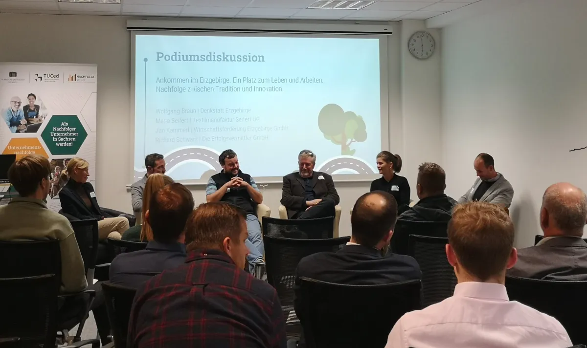 Podiumsrunde des NachfolgeWerk Forum (© NachfolgeWerk)