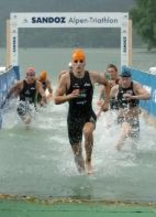 1,5 km Schwimmen, 40 km Radfahren, 10 km Laufen – drei Disziplinen, in denen sich am 16. Juni 2007 beim Sandoz Alpen-Triathlon zum 20. Mal die besten Leistungssportler mit Hobbyathleten messen.
