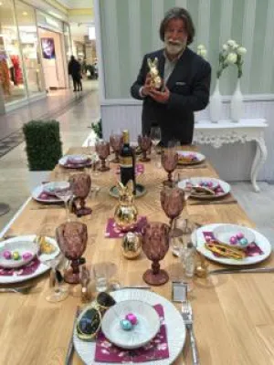 Bild: GENUSSVOLL GEDECKTER USTINOV-OSTERTISCH IN HAMBURG