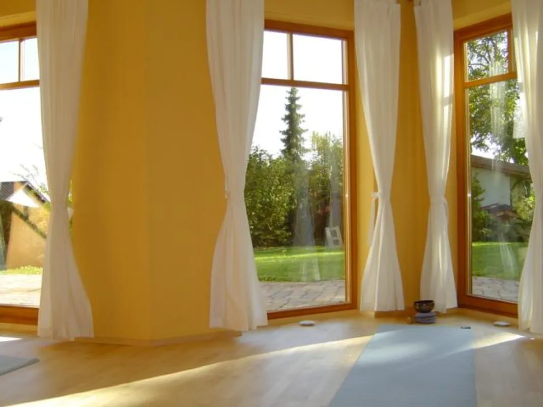 Einblick ins gemütliche Yoga-Studio
