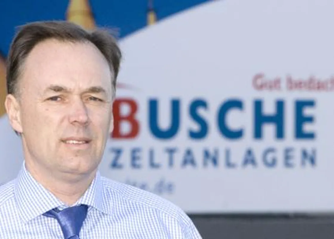 Bildunterschrift: Frank Busche, Geschäftsführer von Busche Zeltanlagen, blickt im Jubiläumsjahr 2010 auf 30 Jahre Unternehmensgeschichte im Zeltbau zurück (Foto: Christian Barth – Abdruck honorarfrei)