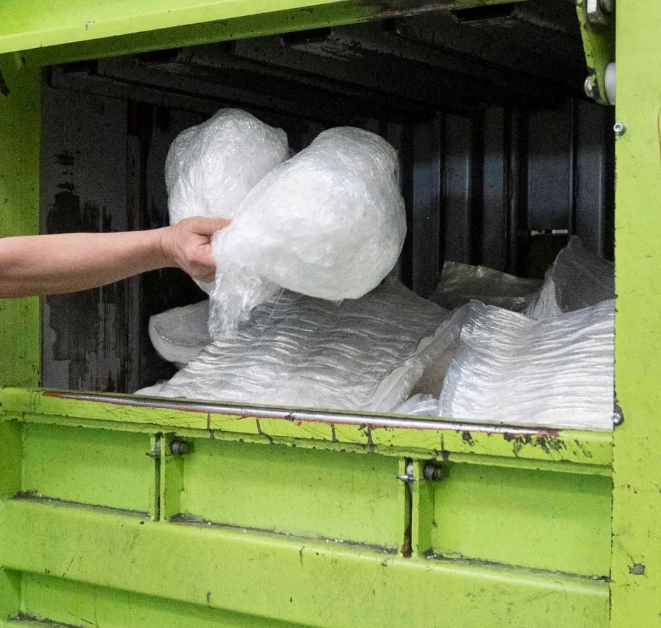 Benutzte Stretchfolie sammeln, kompaktieren, regranulieren und zu neuer Stretchfolie verarbeiten (© © Manupackaging Deutschland GmbH)