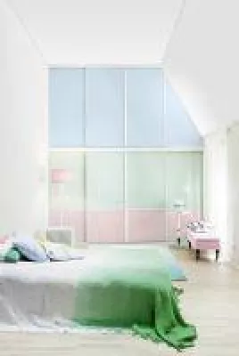 Bild: Farbenfrohes Zusammenspiel: Dachschrägenschränke nach Maß von CABINET