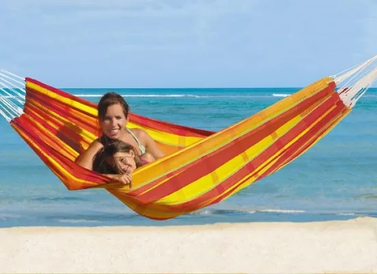 Bild: Relaxen in einer der zahlreichen Hängematten des Hängematten - Outlets