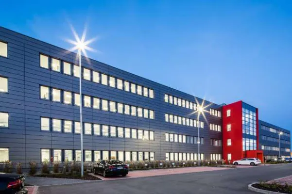 Bild: Neue NORMA-Zentrale erstrahlt in Licht von LEDON