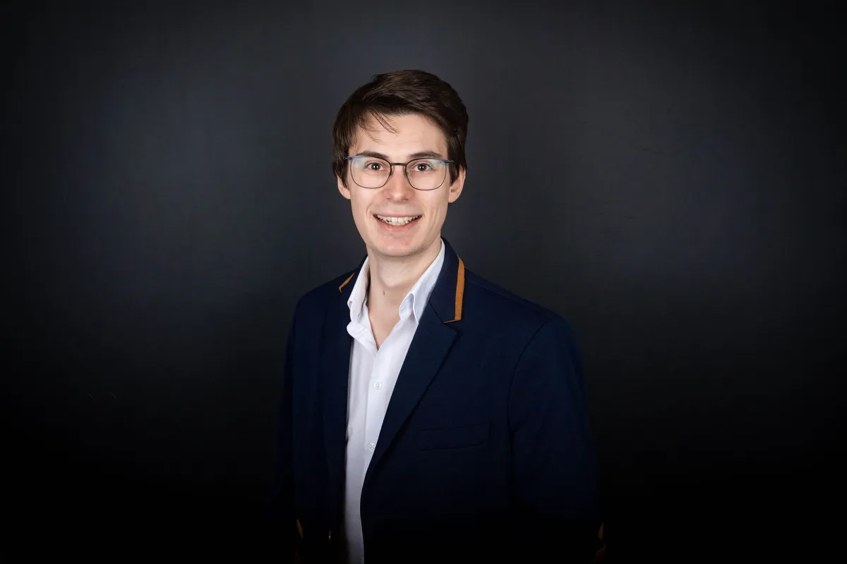 Max Hagenbuchner ist Experte für seine Generation Z und professioneller Vortragsredner. (© Christina Pörsch)