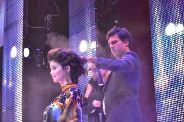 Bild: Glamourös: Shan Rahimkhan stylt prominente Models bei seiner Red Carpet Show in Düsseldorf