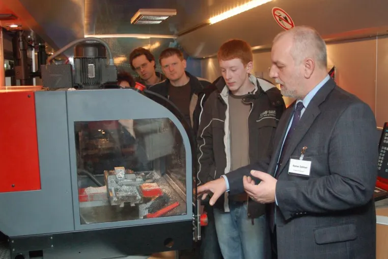 Bild: Info-Mobil der Metall- und Elektroindustrie Sachsen-Anhalt auf der Chance 2009