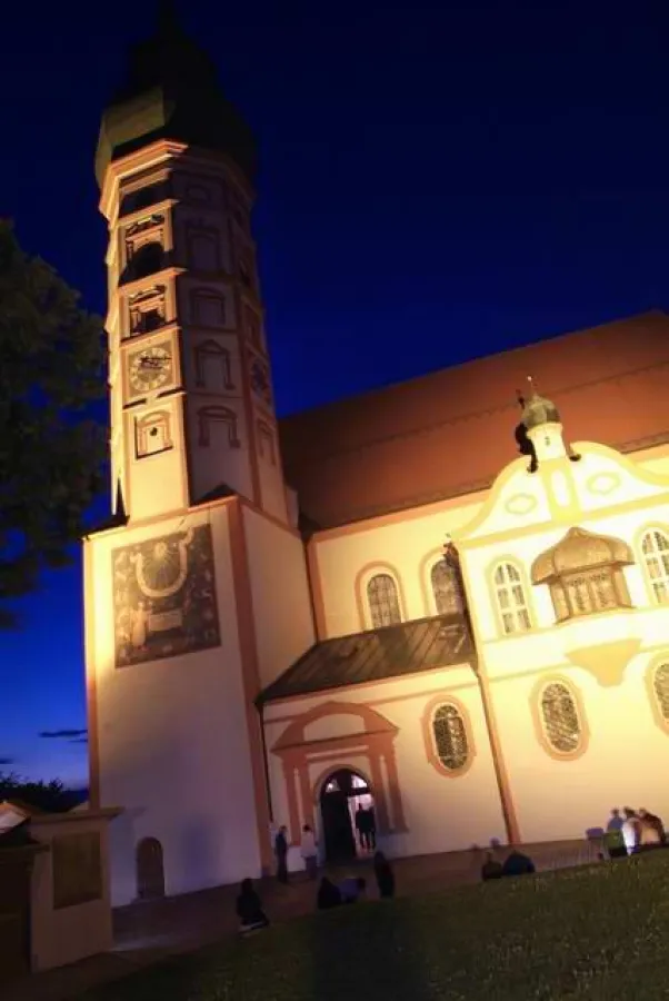 Die Andechser Wallfahrtskirche voll illuminiert