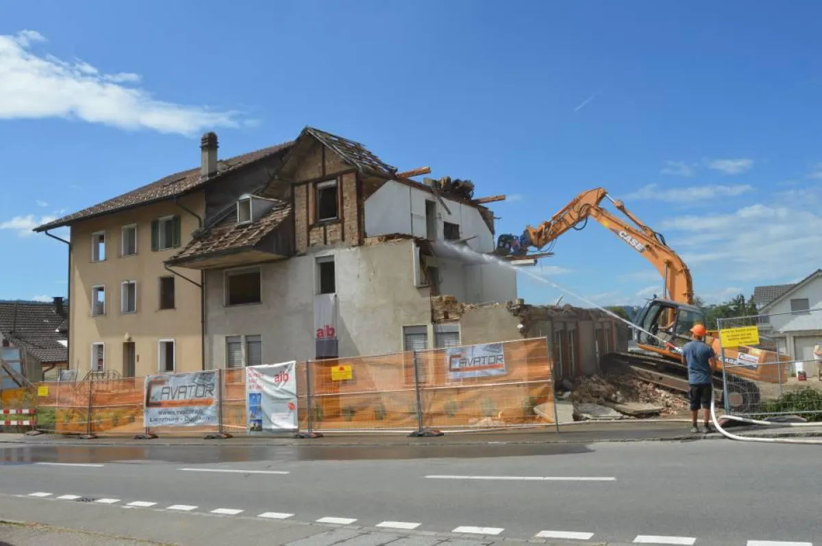 Die zwei verfallenen Häuser im Zentrum von Triengen machen modernen Eigentumswohnungen Platz.