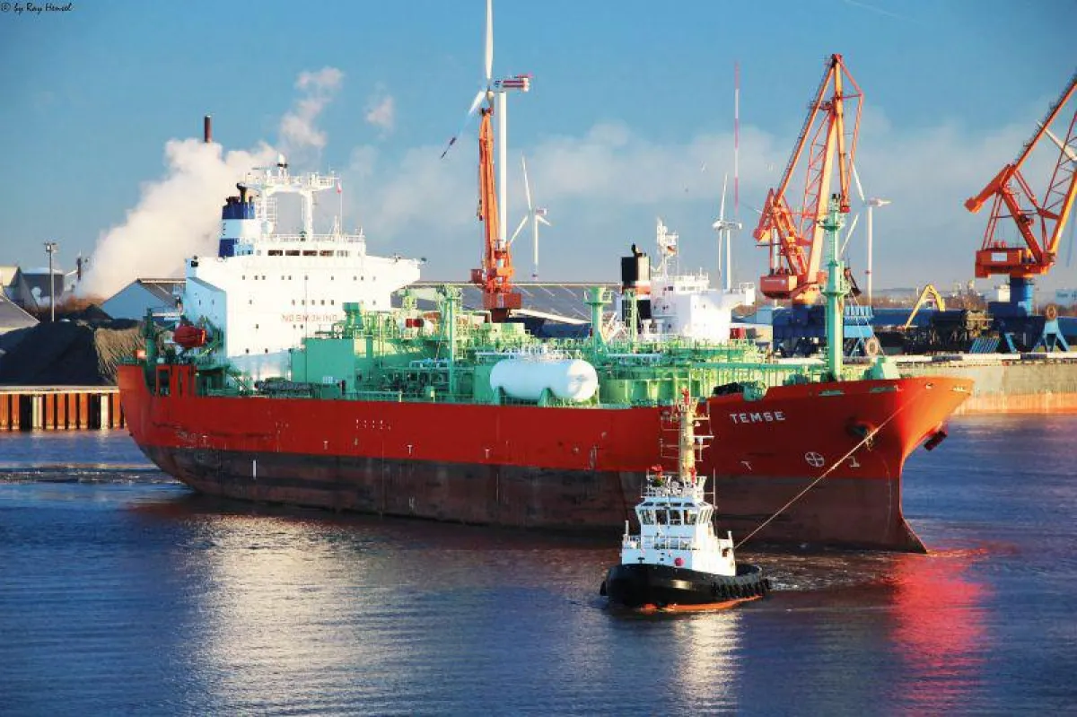 Rohöltanker am Elbehafen Brunsbüttel