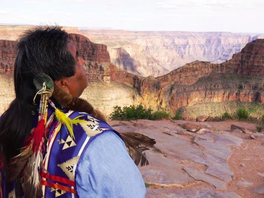 Wilfred Whatoname am Eagle Point, Grand Canyon West (c) Hualapai Tourism.jpg