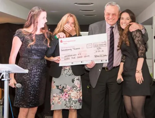 Bild: Studierende der Cologne Business School spendeten über 50.000 Euro an den Verein „wünschdirwas“