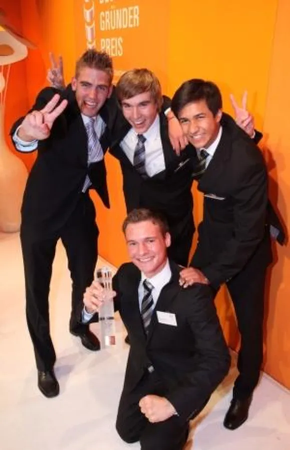 Mit einem Konzept zum Thema Zahnprophylaxe auf das Siegertreppchen. Das Team DentaCare aus Hessen: v.l.n.r. Leonard Overbeck, Wolfgang Gentzke, Markus Banek, Amin Kachabia (Fofograf: Klaus Knuffmann).