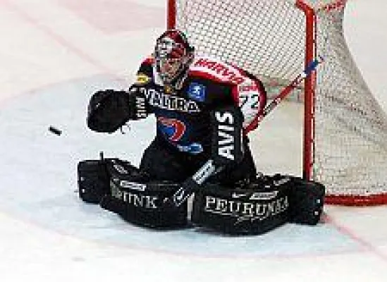 Eissport im Licht der magischen Mitternachtssonne Bild: Eissport im Licht der magischen Mitternachtssonne