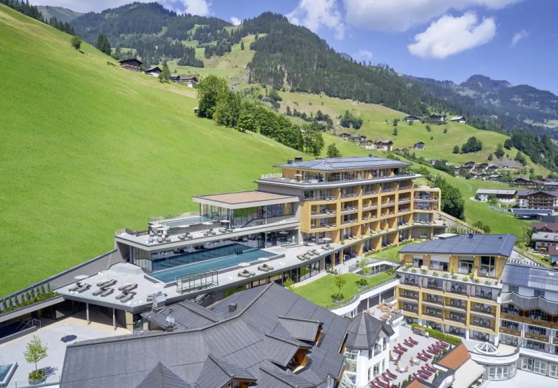 DAS EDELWEISS Salzburg Mountain Resort Außenansicht © Michael Huber