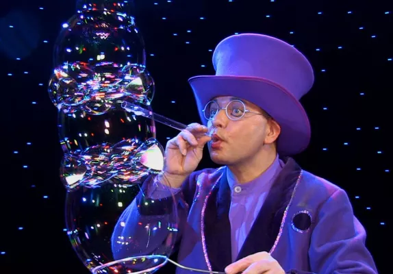 Bild: Seifenblasenkünstler entführt Vorstände auf Reise in die Kindheit