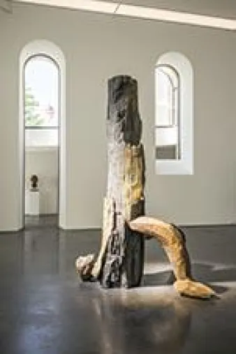 Bild: „Skulpturen im Tempel" – Dietrich Klinge in den Jakobshallen der Galerie Scheffel, Bad Homburg