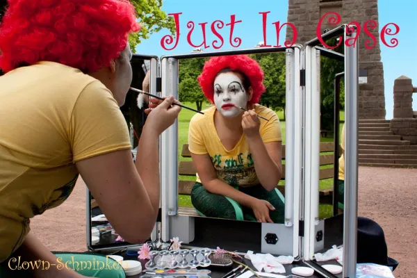 Bild: Rund um den Maskenspiegel: Gotische Formen und Clown-Schminken