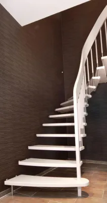 Bild: Massive Tragbolzentreppe im Farbton Weiß