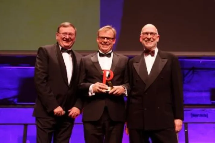 Hansjörg Kunze, Unternehmenssprecher der Costa Gruppe, als „PR-Professional des Jahres“ ausgezeichnet Bild: Hansjörg Kunze, Unternehmenssprecher der Costa Gruppe, als „PR-Professional des Jahres“ ausgezeichnet