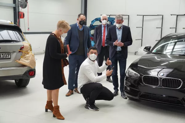 Bild: Vertreter/In des Landtags BW und der Handwerkerschaft testen die FIASCO-App