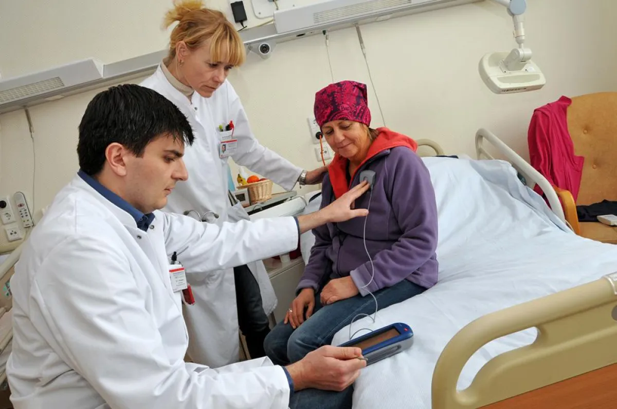 Dr. Yaroslav Parpaley und Priv.- Doz. Dr. Sabine Skodda stellen den Hirnschrittmacher ein