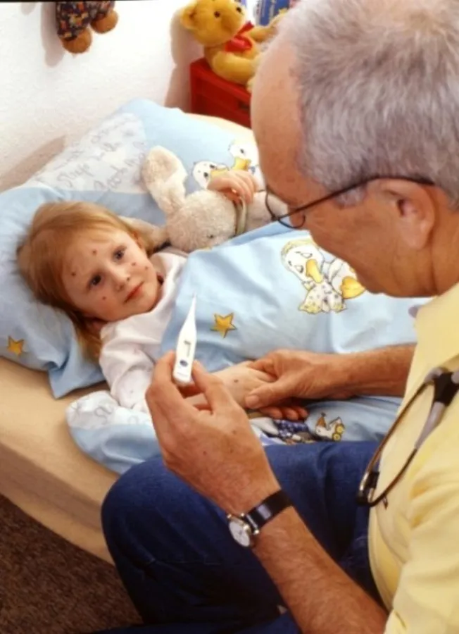 Nicht nur Kinder können die gefährlichen Windpocken bekommen. Wer im Erwachsenenalter erkrankt, muss mit Komplikationen rechnen. Eine einfache Impfung - nur zwei Picks sind notwendig, schützt dagegen.