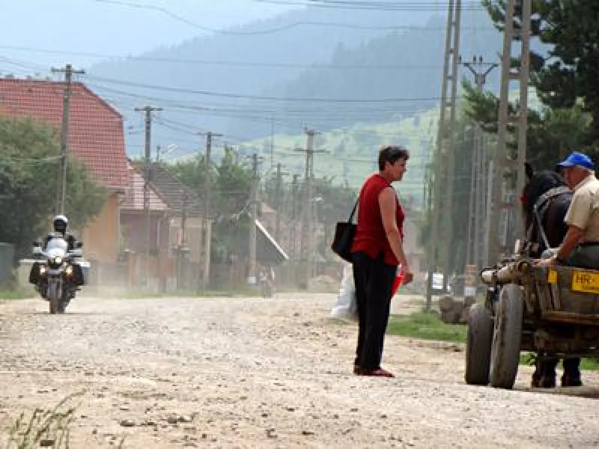 Staubige Straßen in Transsilvanien gehören zu einer Motorradtour durch Rumänien