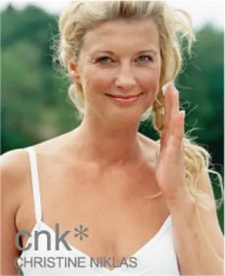 Bild: Für ein jüngeres Hautalter: Christine Niklas erweitert die Produktpalette hochwirksamer Anti-Aging Produkte
