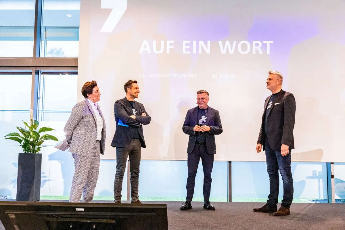 Moderatorin Daniela Ben Said mit den ALLIANCE-Geschäftsführern (© Alliance)