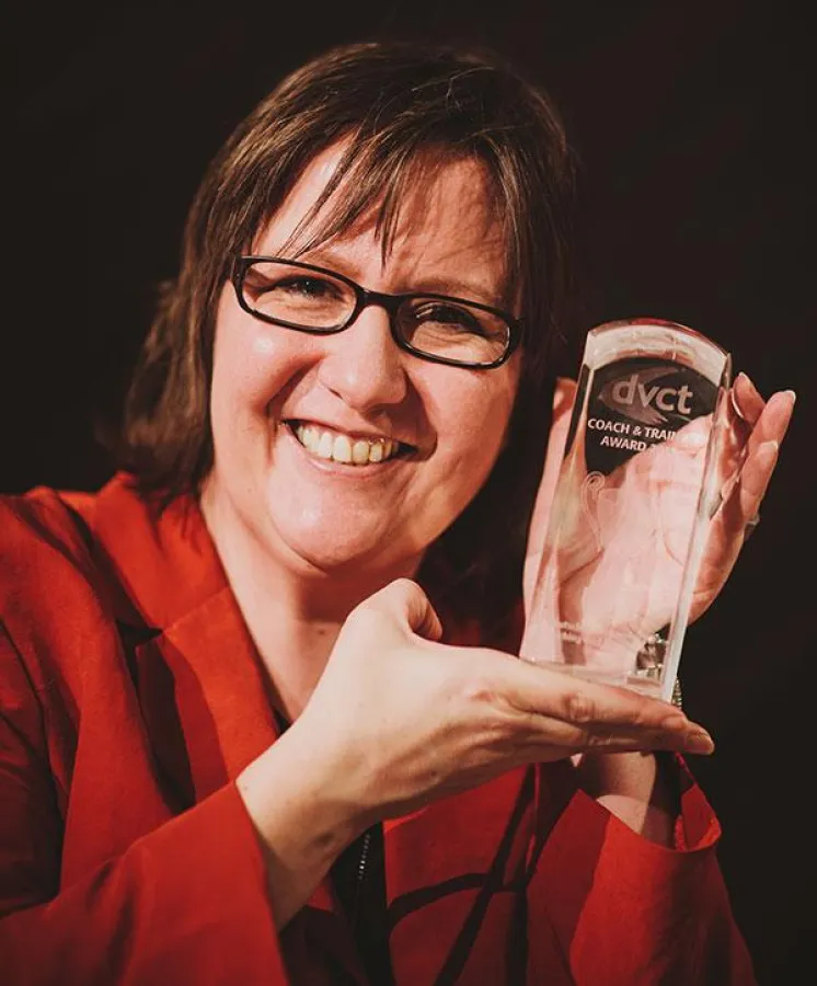 Strahlende Siegerin: Britta Ludwig mit dem Coach & Trainer Award 2015