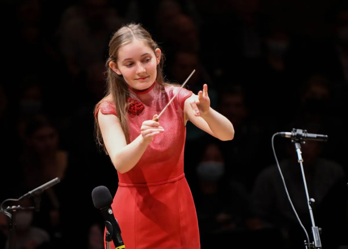 Alma Deutscher ist Komponistin und Dirigentin. (© Kent Cousins)